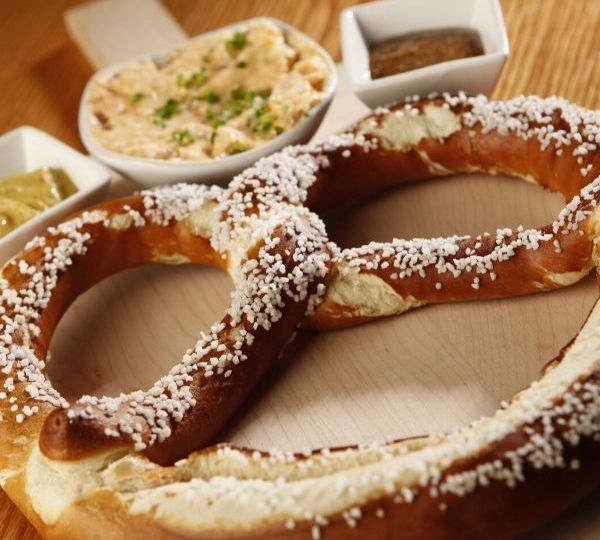 giant-10-oz-imported-pretzel