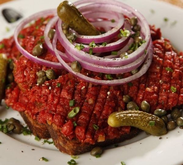steak-tartar-on-rye